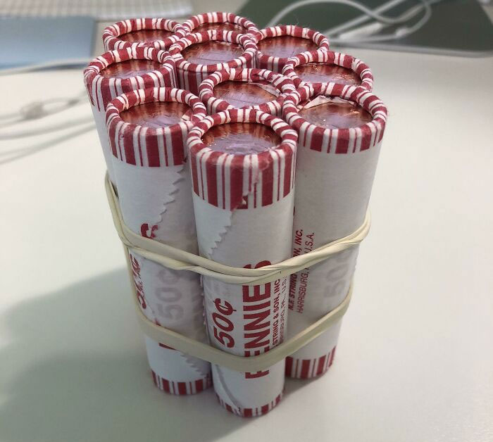 He ganado una apuesta de 5$ contra mi compañero y me ha dejado esto en la mesa