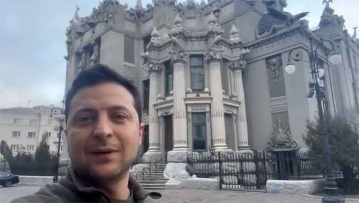 El presidente ucraniano Zelenskyy, después de que Kiev haya sobrevivido esta noche a un asalto total por parte de las fuerzas rusas, anuncia que está aquí mismo en la ciudad y que no va a ir a ninguna parte