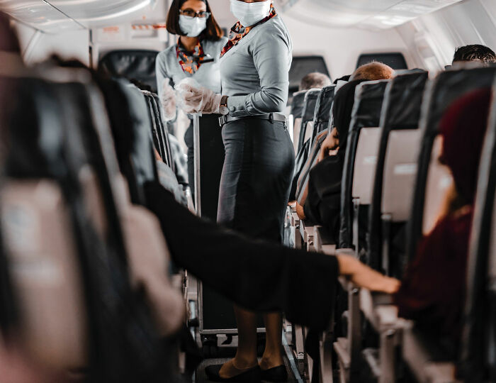 20 Secretos de la industria aérea que la mayoría de los pasajeros desconocen, compartidos por auxiliares de vuelo
