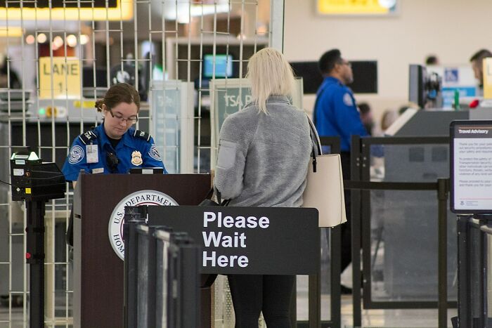 20 Secretos de la industria aérea que la mayoría de los pasajeros desconocen, compartidos por auxiliares de vuelo