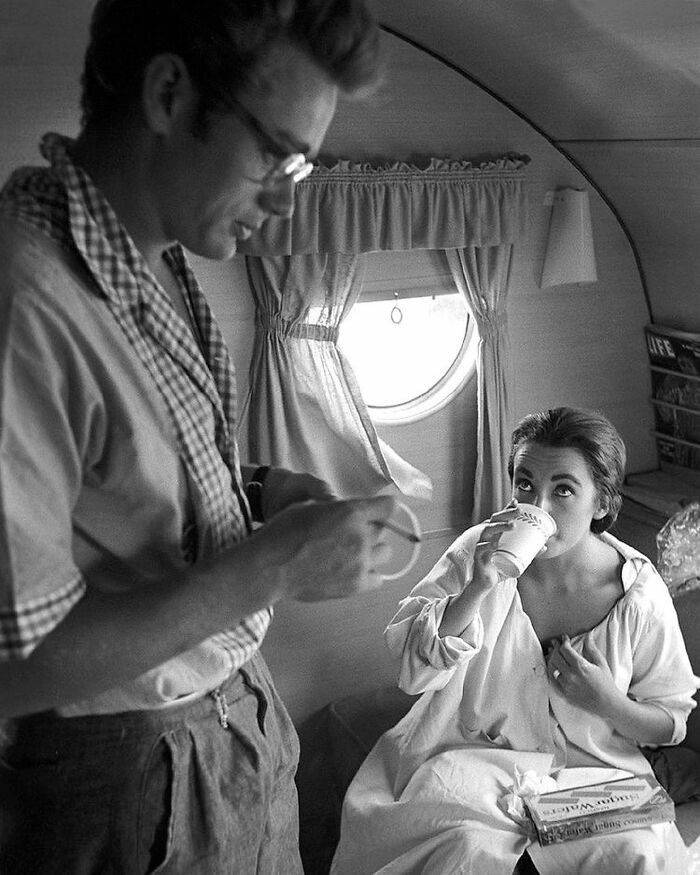 James Dean visitando a Elizabeth Taylor en su tráiler durante el rodaje de Gigante, 1955