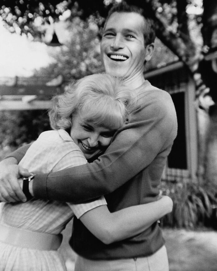 Joanne Woodward y Paul Newman en su casa de Hollywood, 1965