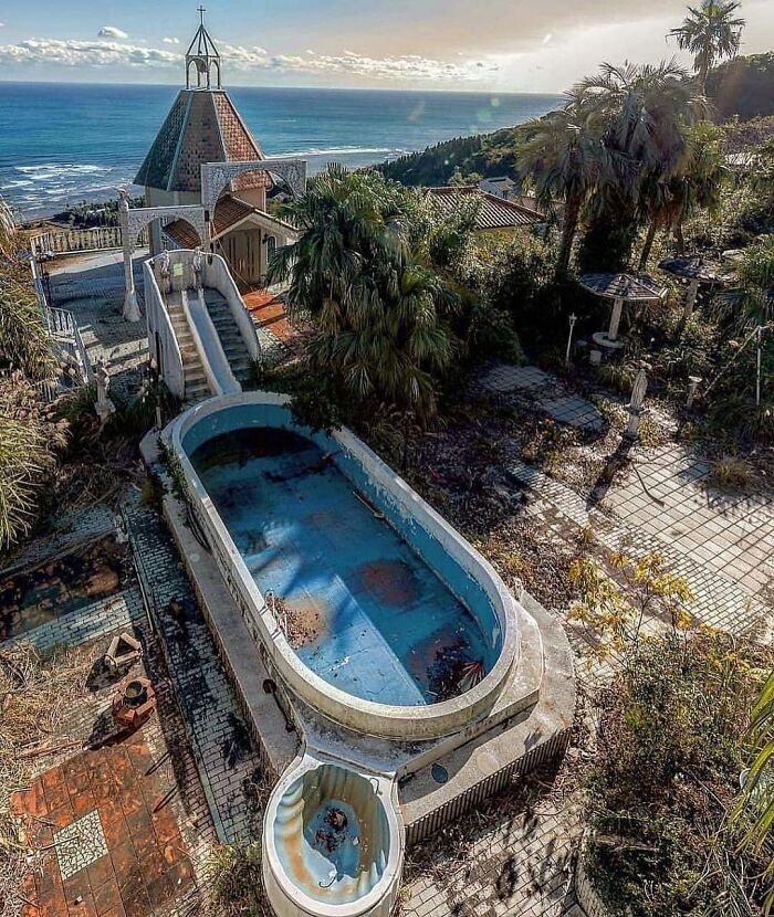 Villa abandonada con vistas al mar