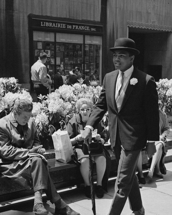 Un elegante Muhammad Ali (entonces conocido como Cassius Clay) dando un paseo por Nueva York, 1963