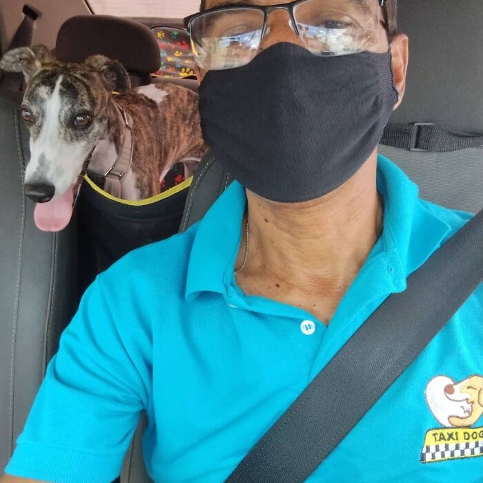 40 Selfies This Guy Has Taken With The Passengers Of His “Pet Taxi” Business