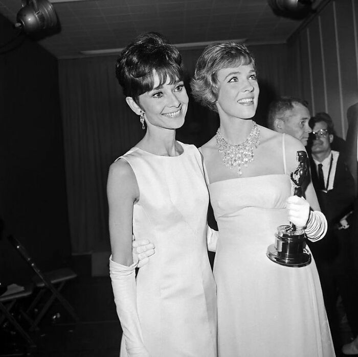 Audrey Hepburn y Julie Andrews en los premios de la Academia, 1964