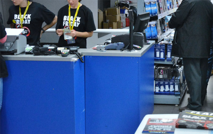 Despidieron a un tipo después de su turno de 12 horas en el Black Friday