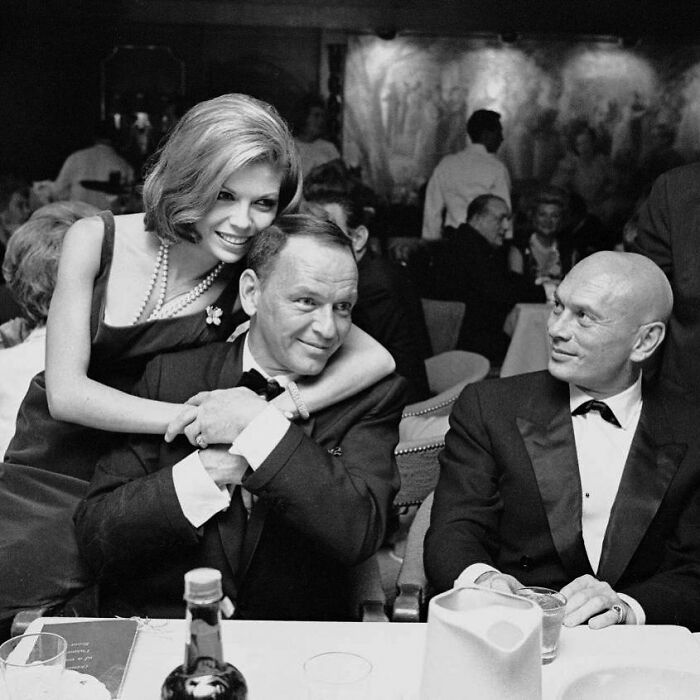 Nancy Sinatra fotografiada con su padre Frank y su amigo de la familia Yul Brynner en el Hotel Sands de Las Vegas, 1965