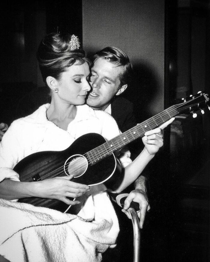 Audrey Hepburn y George Peppard en el plató de Desayuno con diamantes, 1961