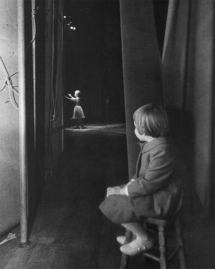 Carrie Fisher viendo a su madre Debbie Reynolds en el backstage del Hotel Riviera en Las Vegas, 1963