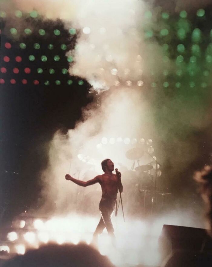 Esta increíble foto es de una chica de 16 años que coló su cámara en un concierto de Queen en 1978