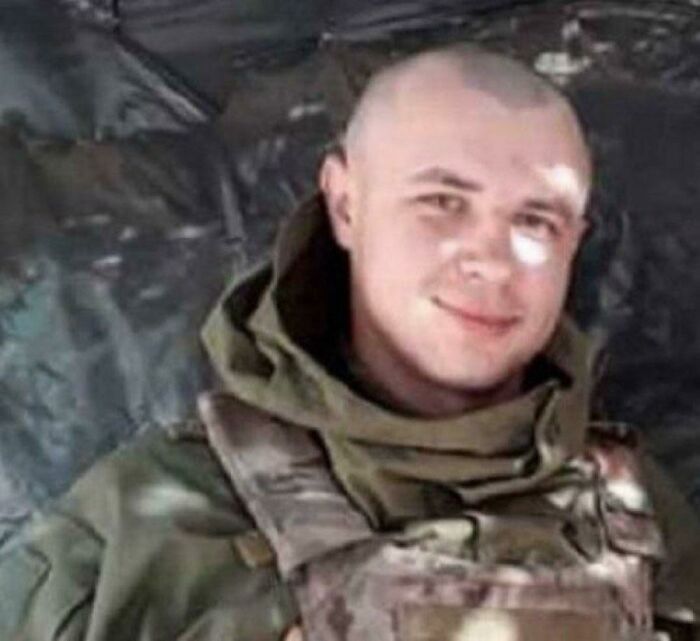 Vitaly Skakun es un héroe tras sacrificar su vida para volar el puente Henichesky. El puente estaba minado pero una columna rusa avanzaba y no había tiempo para detonarlo a distancia. Skakun llamó por radio a su unidad y les dijo que lo haría manualmente, despidiéndose de ellos