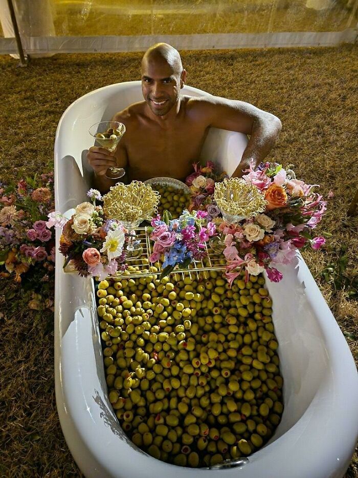 Mi amigo fue a una boda en la que había un hombre en una bañera llena de aceitunas y las repartía para el Martini