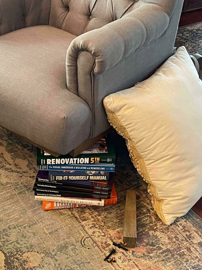 Mi cuñada le dijo a mi hermano "¡Usa esos libros de bricolaje y arregla el sillón!" Hecho