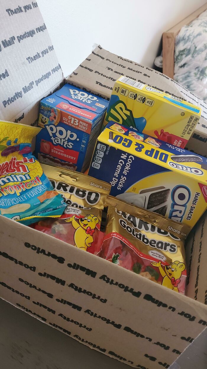 Tengo 22 años, y vivo por mi cuenta en un estado diferente, soy totalmente capaz de cuidar de mí mismo. Pero mi papá todavía me envía paquetes para cuidarme y me compra golosinas