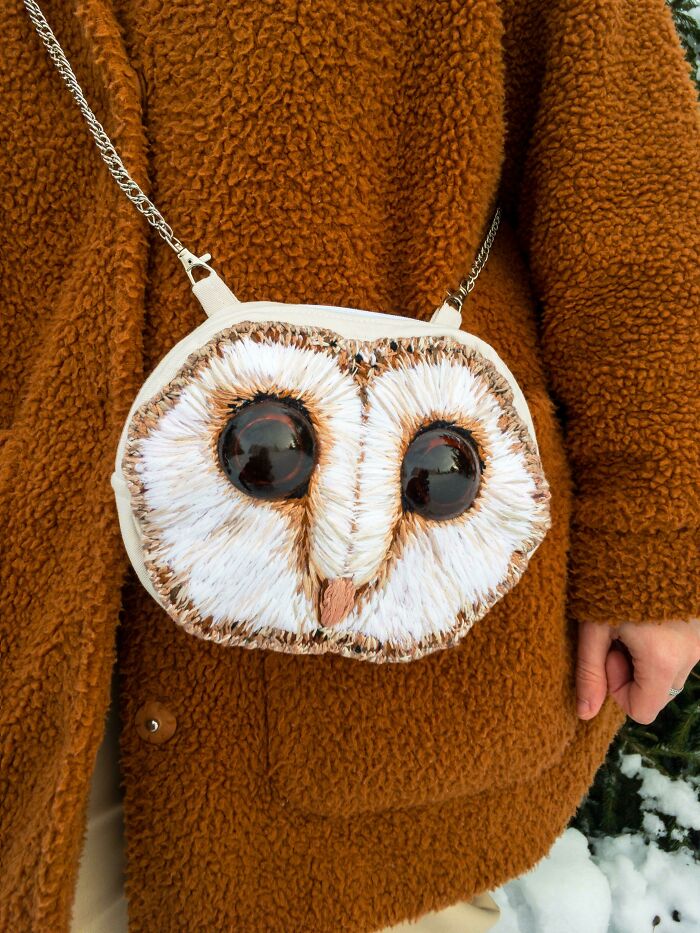 Una lechuza. Es un bolso bordado