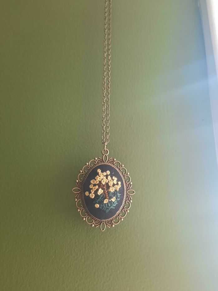 Mi novio, que no borda, compró un kit y me hizo este colgante de punto de cruz, y realmente me sorprendió. Feliz día de San Valentín