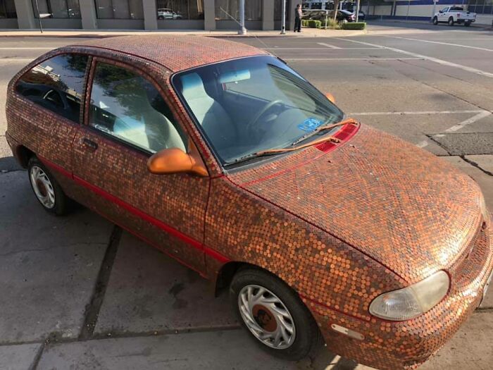 Coche cubierto de peniques en Fresno, California. Quizá ahora valga el doble