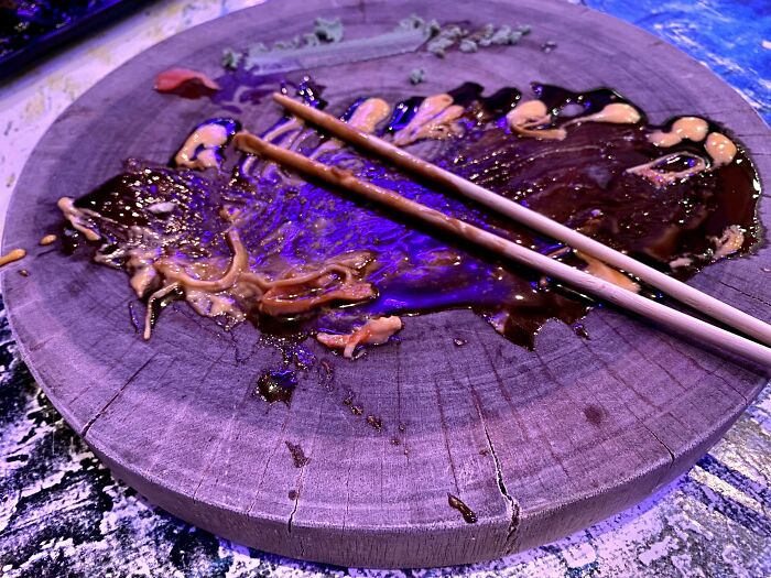 Soy estilista de cabello y, por ley, no puedo utilizar cepillos de madera porque "no se pueden desinfectar". Sin embargo, se permite que me sirvan comida en un plato de madera