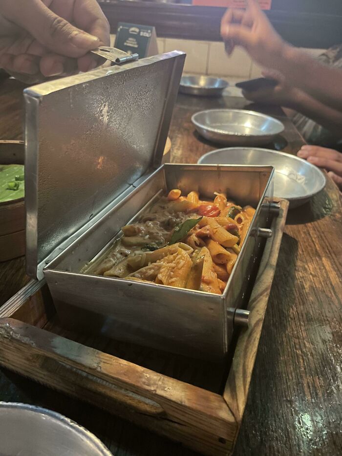 Me sirvieron pasta en una caja de metal