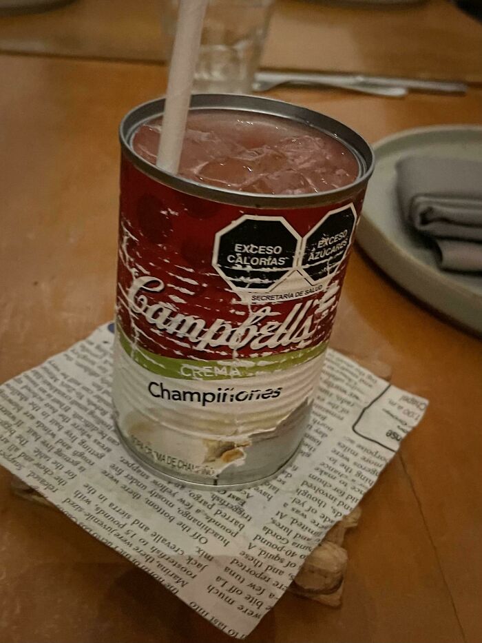 En un restaurante lujoso, sirven los tragos en viejas latas de sopa. ¿Por qué?