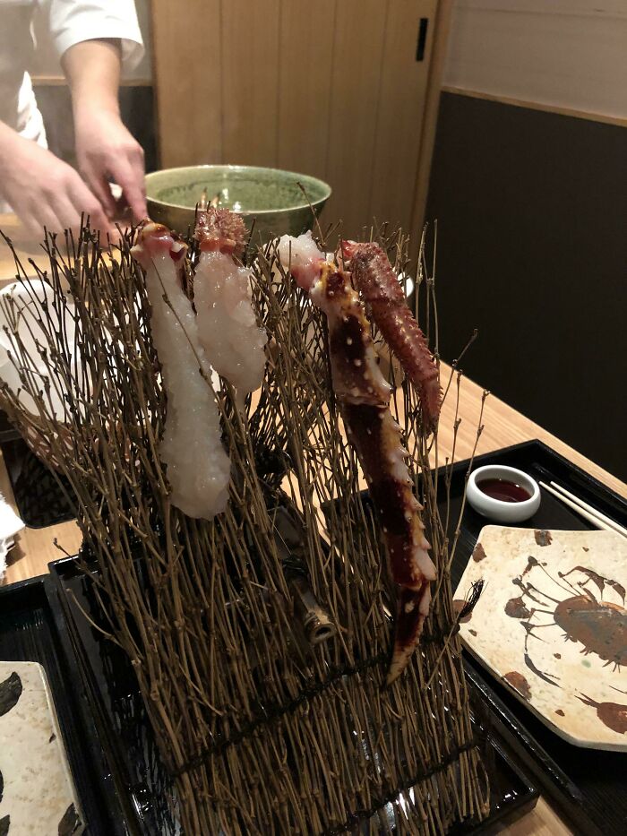 Cangrejo real crudo sobre una cerca