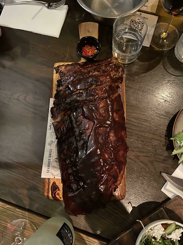 ¡La tabla de cortar ni siquiera es lo suficientemente grande como para evitar que la comida toque la mesa!