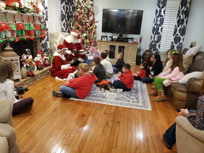Mi papá conduce el autobús de una escuela para personas con necesidades especiales. Y este año invitó a todos los niños a su casa para ver a Santa Claus