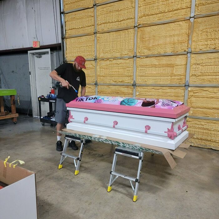 Este hombre habló con todos los padres de Uvalde, Texas, para construir ataúdes personalizados para los 19 niños que fueron disparados. Su nombre es Trey Ganem