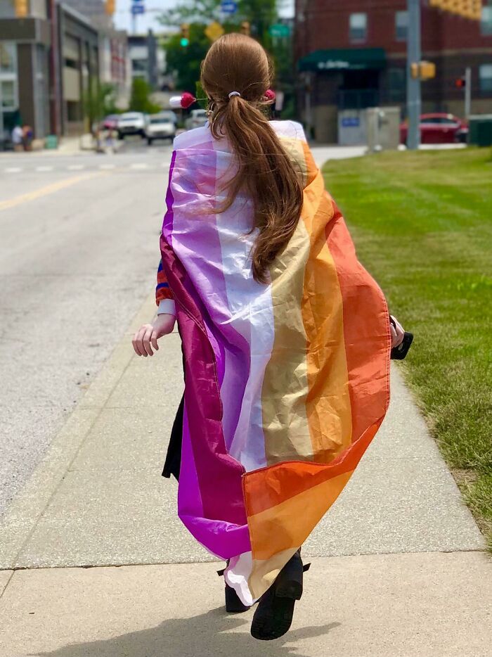 Mi hija adolescente, corriendo hacia su tribu. Es la Marcha del Orgullo y yo estoy orgulloso