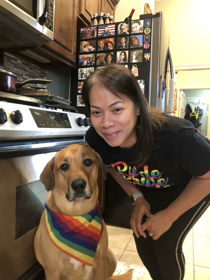 ¡Miren a mi mamá y a su perro mostrando su orgullo por mí! Mis padres solían estar en contra de la homosexualidad debido a su religión, pero me aceptaron y apoyaron