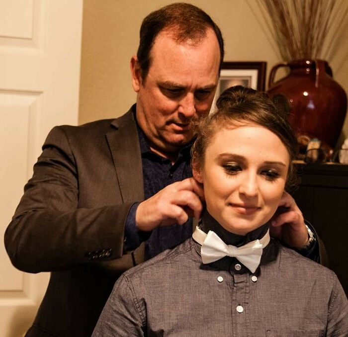 Este es mi papá, quien, 7 años antes, me había llevado a una terapia de conversión, y que ahora me ayudó con mi corbata momentos antes de oficiar mi boda con mi hermosa esposa