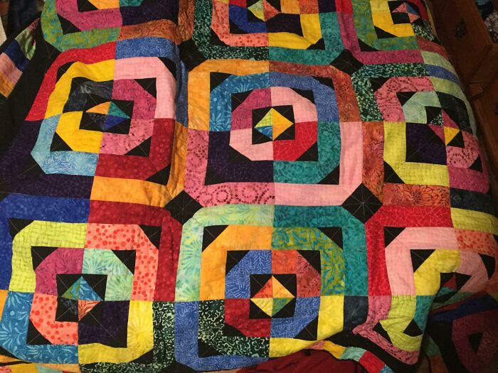 Mi oma (abuela) me hizo este edredón cuando me gradué. Creyó que los colores arcoiris estarían bien, ya que soy gay
