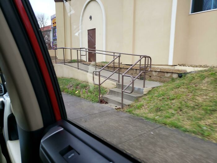 Muchas gracias por hacer esta rampa para discapacitados, me alegra mucho que este edificio sea accesible para sillas de ruedas