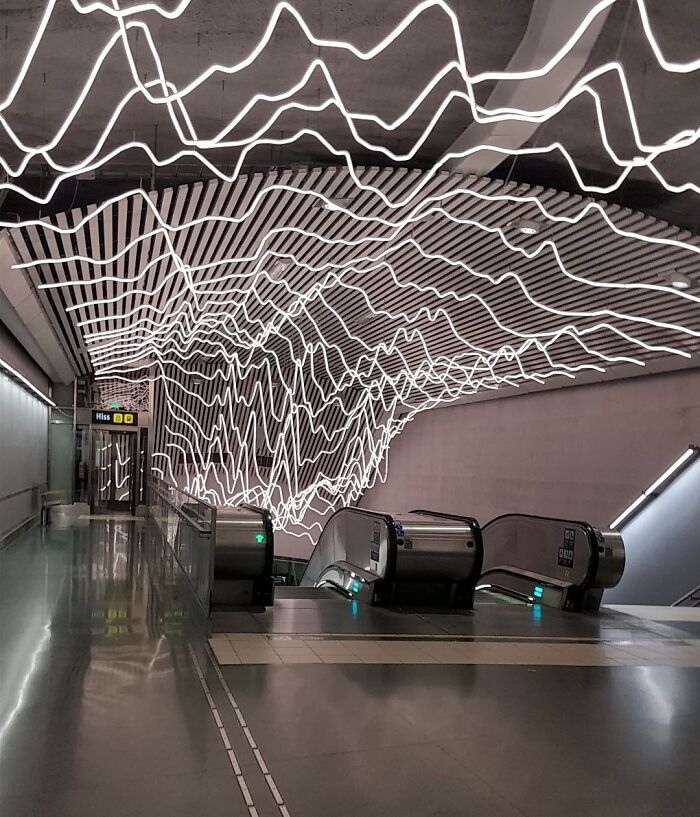 Esta obra de arte en la entrada del metro en Suecia