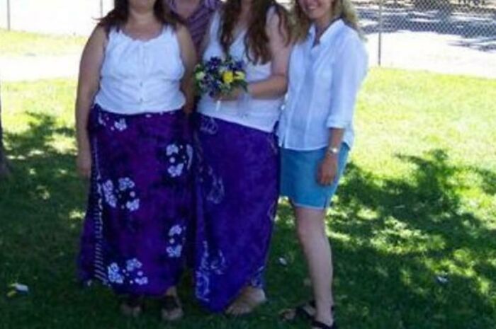 Fue una boda tranquila durante el verano. La novia usó una camiseta y un pareo. Su amiga le preguntó cómo iba a ser su vestido de novia (y de qué colores)