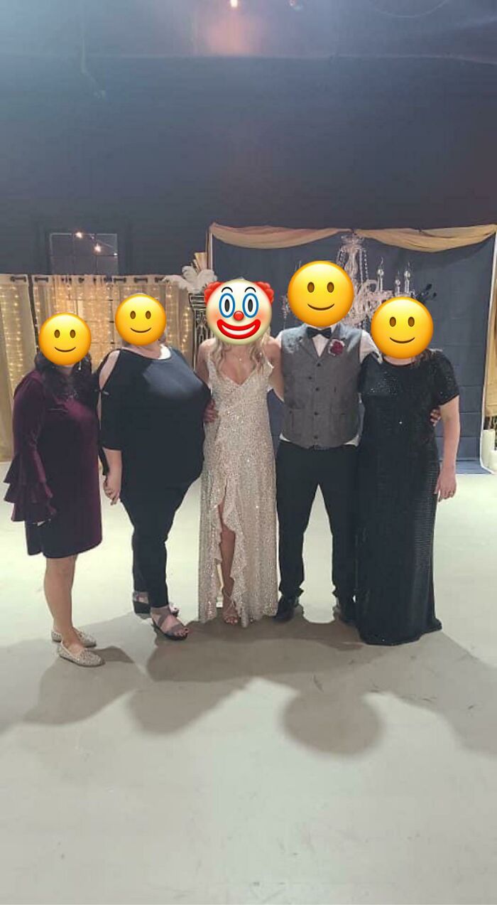 Antes de la boda, le dijeron a la hermana del novio que el vestido que había escogido no era apropiado. Respondió que no volvería a hablarle a su hermano si continuaba con la boda. La desinvitaron, pero asistió usando este vestido de fiesta blanco