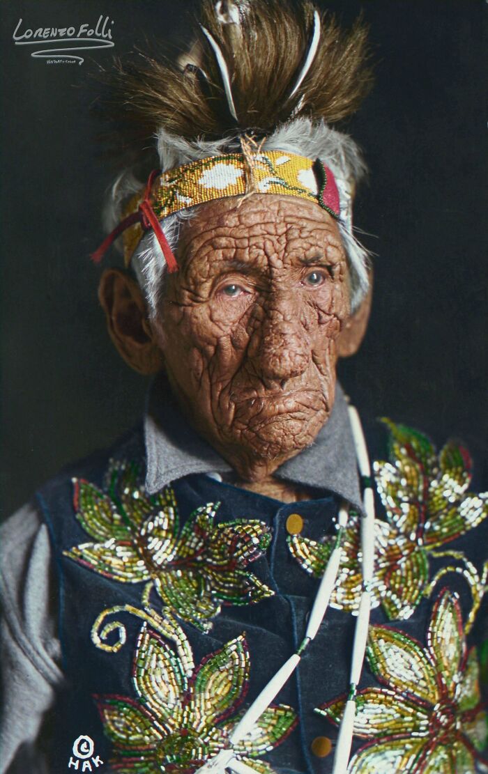 Retrato de John Smith, también conocido como el Lobo Blanco, anciano nativo americano chippewa de Cass Lake, Minnesota, en traje tradicional, 1914. (Probablemente nacido entre 1822 y 1826, aunque se dice que quizá fue en 1784; fallecido el 6 de febrero de 1922)