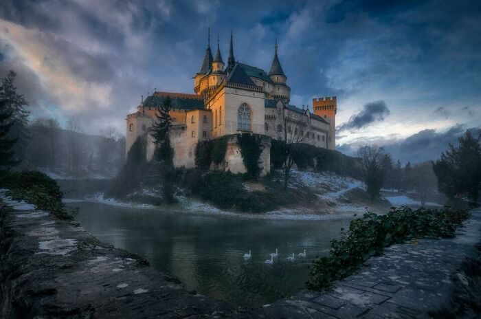 Castillo Bojnice en Eslovaquia, construido en el siglo XII con elementos románticos, góticos y renacentistas