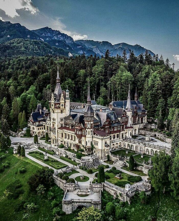 Castillo Peleș en los Cárpatos. Sinaia, Rumanía