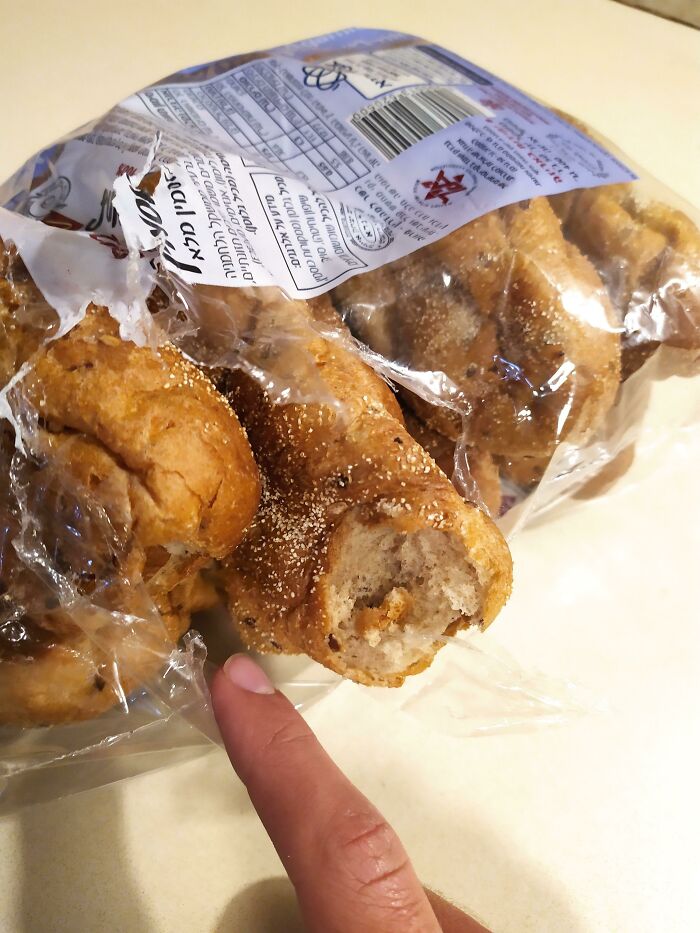 El repartidor mordió la bolsa, comió un pequeño bocado y se fue