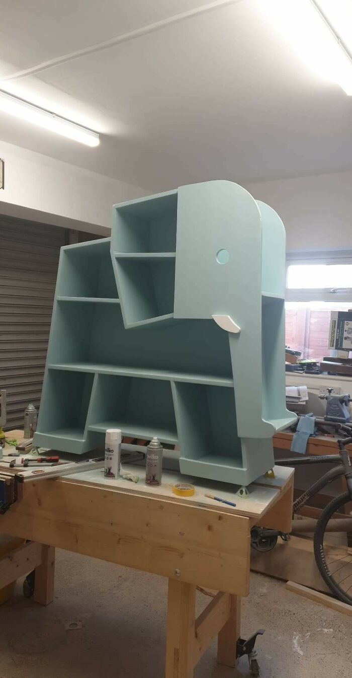 Hice esta estantería para una cuarto de bebé con el tema de safari