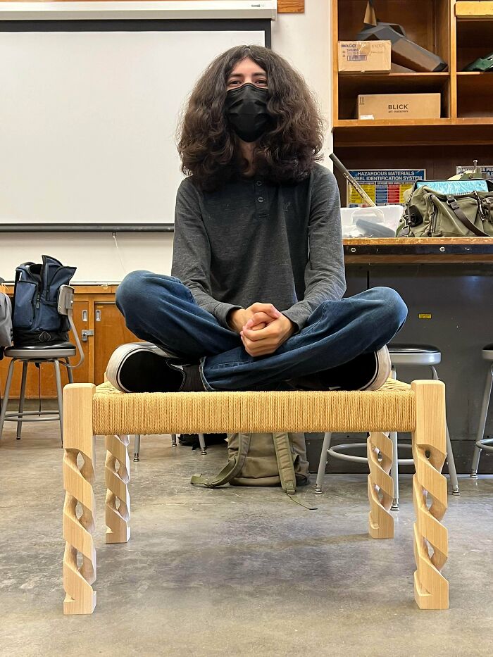 Banco de meditación tejido con cuerda danesa hecho de madera de fresno que hice para mi proyecto final en la clase de carpintería