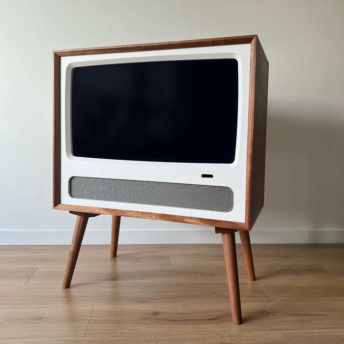 La semana pasada terminé este encargo de estilo retro para un televisor de 32". El cliente quería la estética y también espacio para consolas y una barra de sonido