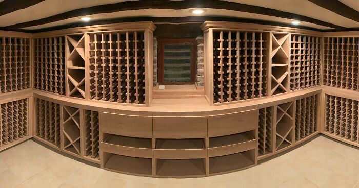 Esta es una bodega de 1150 botellas que acabo de terminar en roble blanco sin tratar