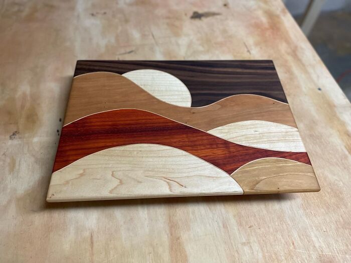 Hice esta tabla de cortar con una montaña/ duna de arena 