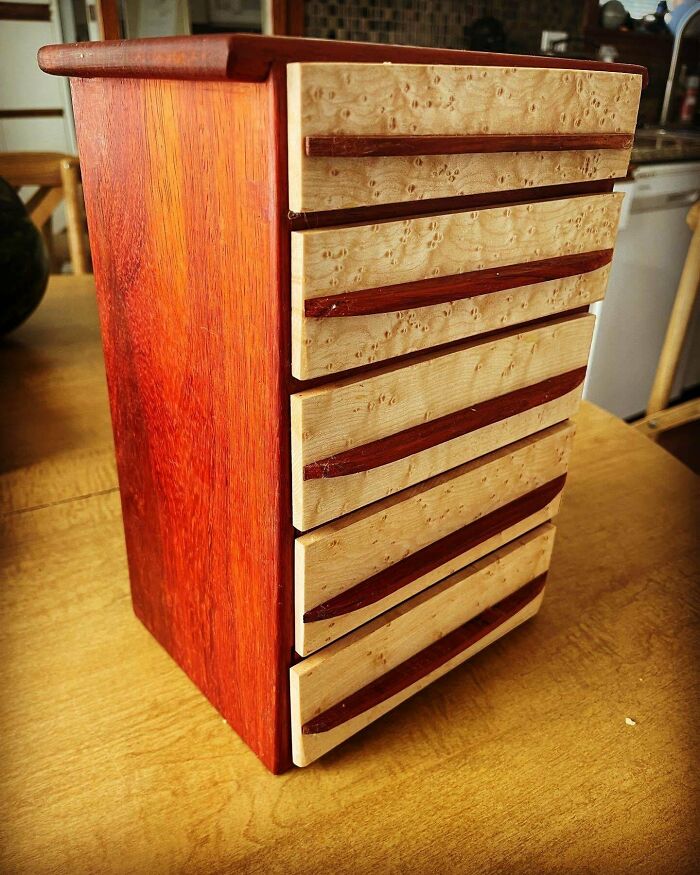 Soy un trabajador de la madera con discapacidad visual legalmente ciego. Esta es mi obra más reciente y estoy bastante orgulloso de ella, hecha de padauk y arce