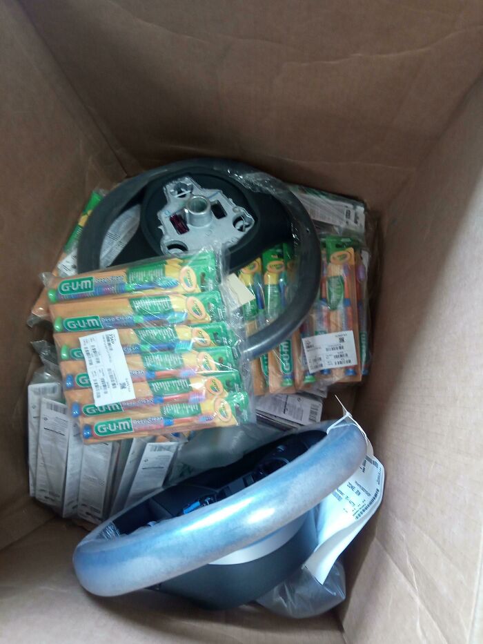 Pedimos un volante del Tesla Model 3. Nos enviaron 2 y los empaquetaron con 144 cepillos de dientes para niños. 12 paquetes de 12