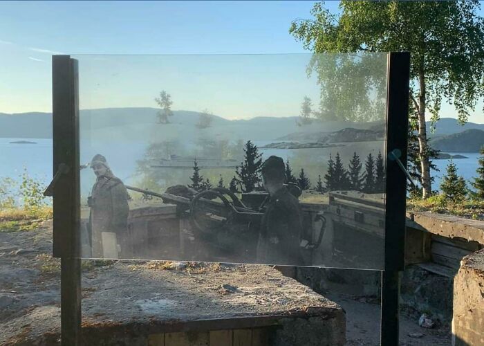 Una batería antiaérea alemana en Aasenfjord, Noruega. Se ha colocado una pantalla transparente con una foto de la guerra para que se pueda ver el aspecto que tenía cuando era nueva