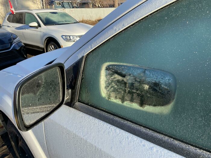 El sol reflejado en el espejo retrovisor derritió la escarcha de la ventana dejando un espacio con la forma del espejo